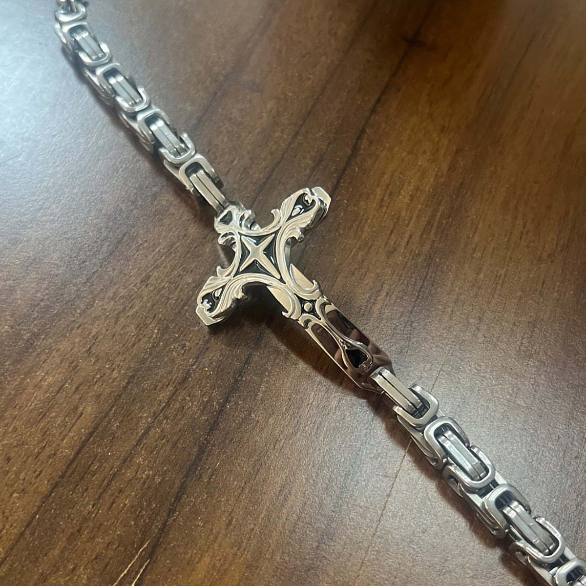 Pulsera de acero con cruz