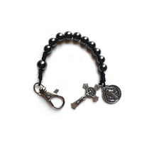 Pulseras de San Benito con cruz de rosario y cuentas de hematita