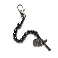 Pulseras de San Benito con cruz de rosario y cuentas de hematita